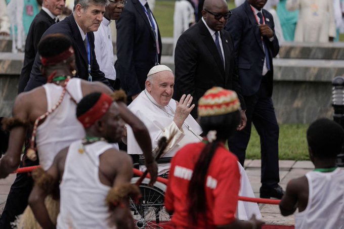 Papa Francisco denuncia el "colonialismo económico" a su llegada a África