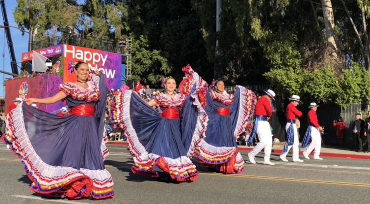 Latinos estelarizan el tradicional "Desfile de las Rosas" como muestra de su éxito en EE.UU.