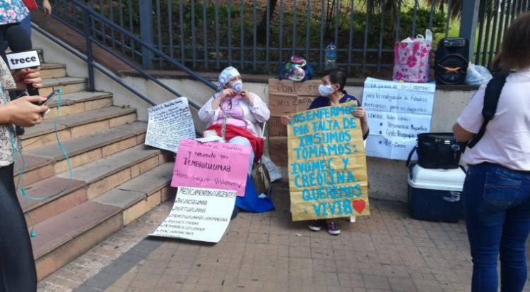 Pacientes oncológicos esperan no cortar el ciclo de la medicación