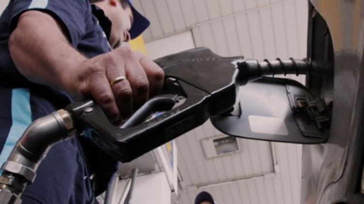 Por ahora no se reduce el precio de los combustibles