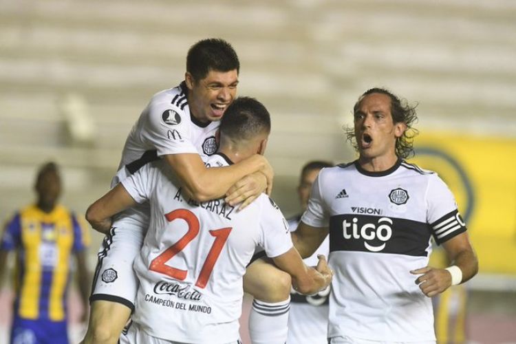Olimpia sale a la caza del "Delfn" y tambin le reza a todos los "Santos"