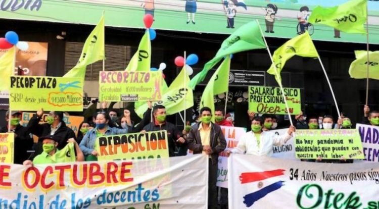 Docentes y Hacienda reanudan diálogo, huelga sigue vigente