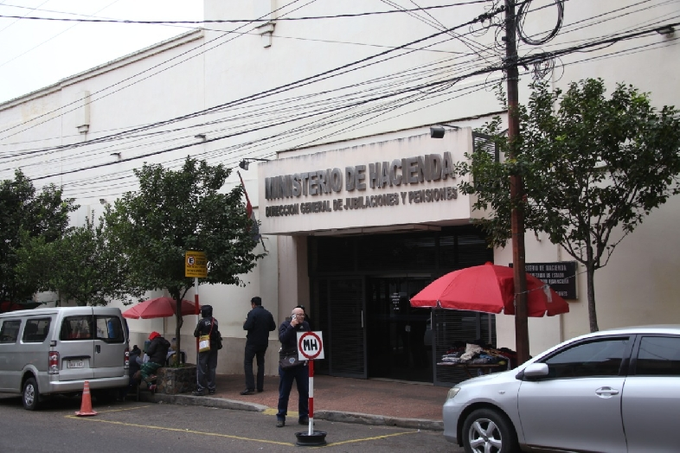 Estatales pueden duplicar su salario con cobro de hasta 9 extras por mes