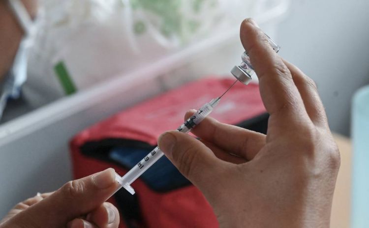 COVID-19: Francia administrará tercera dosis de vacuna a personas mayores y vulnerables