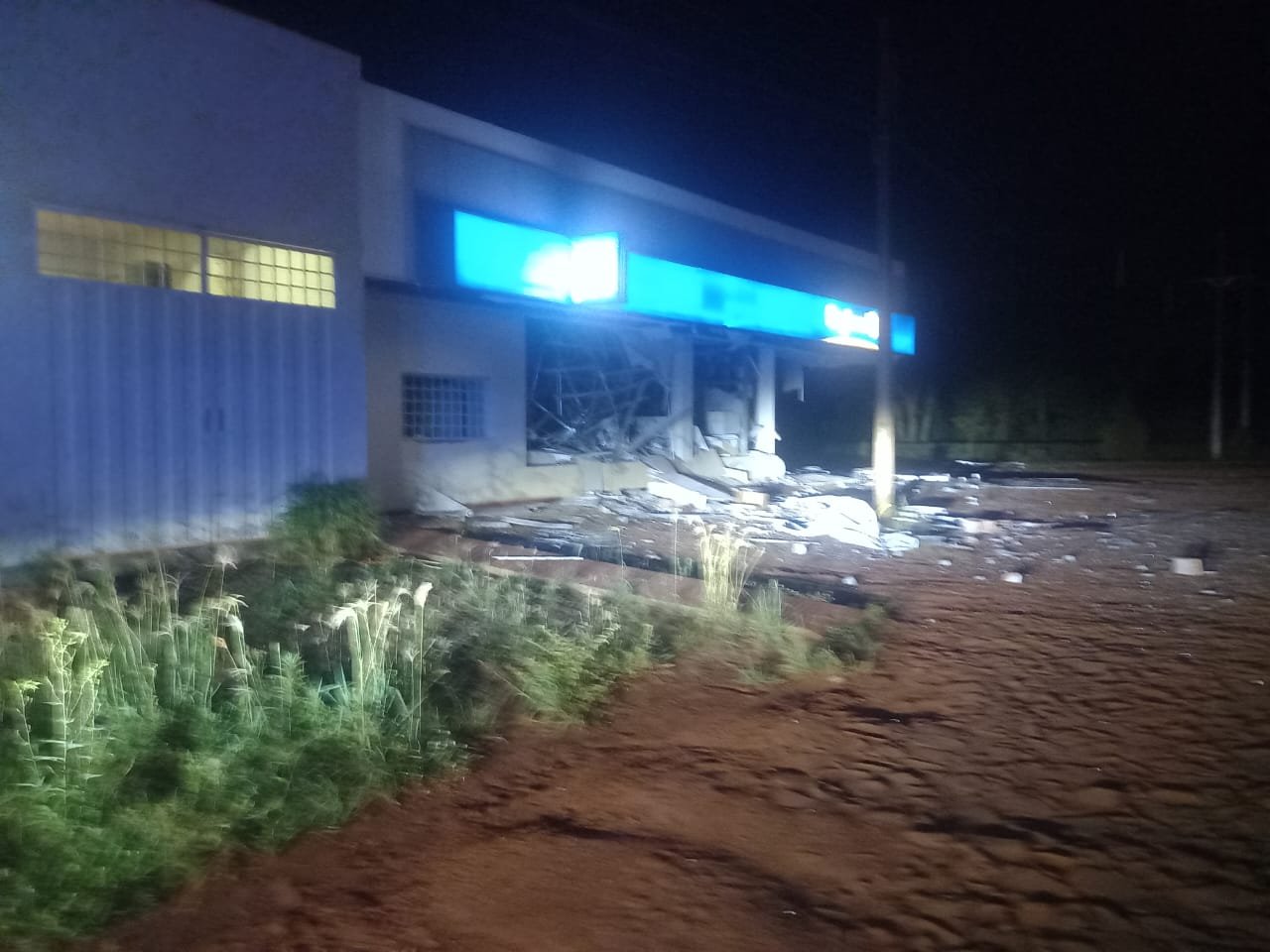 Asaltantes detonan un banco en Itapúa y reducen a policías