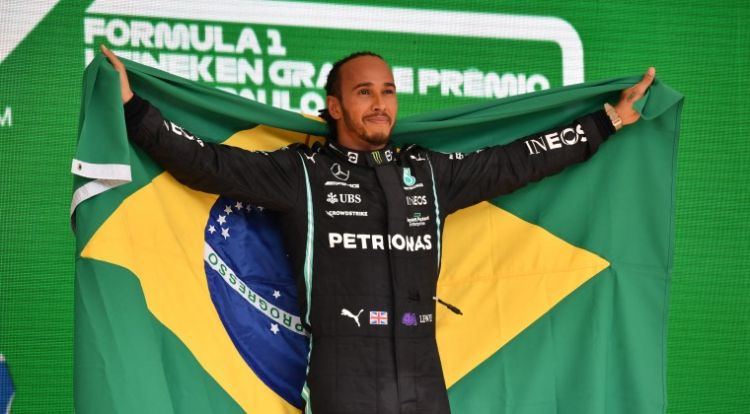 Hamilton le pega un volantazo al Mundial