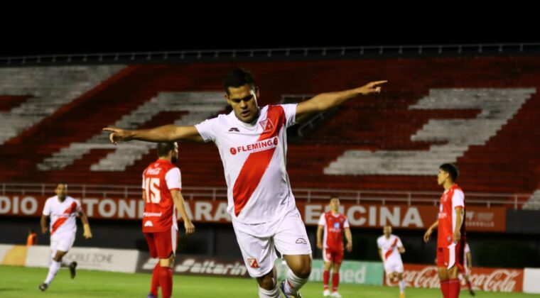 River triunfa en Ciudad del Este y sigue soñando con la salvación