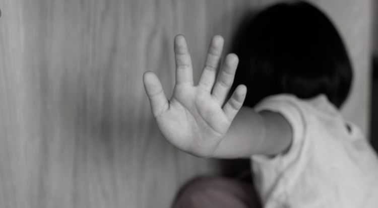 Un hombre está detenido por violación de una niña