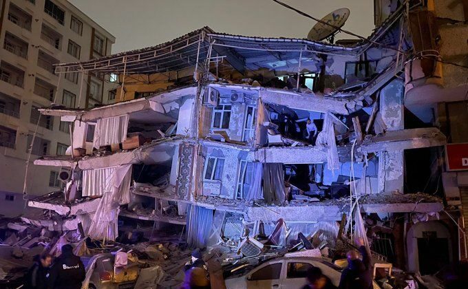 Más de 500 muertos y 2.200 heridos por el terremoto en Turquía y Siria