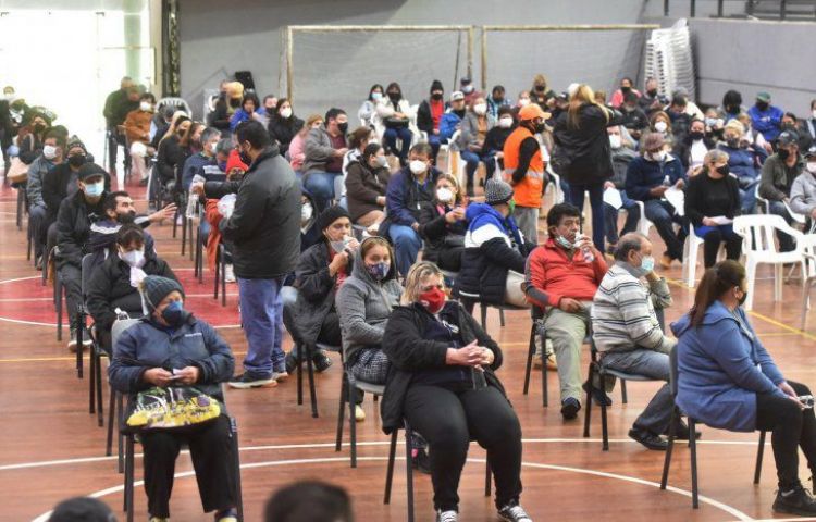 Pese al frío y la llovizna, adultos marcan nuevo pico de vacunación