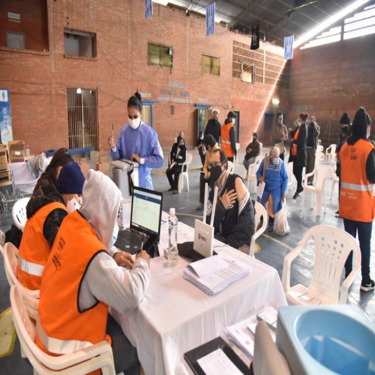 Dádivas salvan al país del virus y acá niegan vacunas a extranjeros