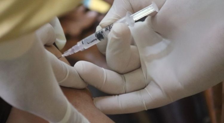 Personas con cáncer podrían necesitar vacunación adicional anticovid, según estudio