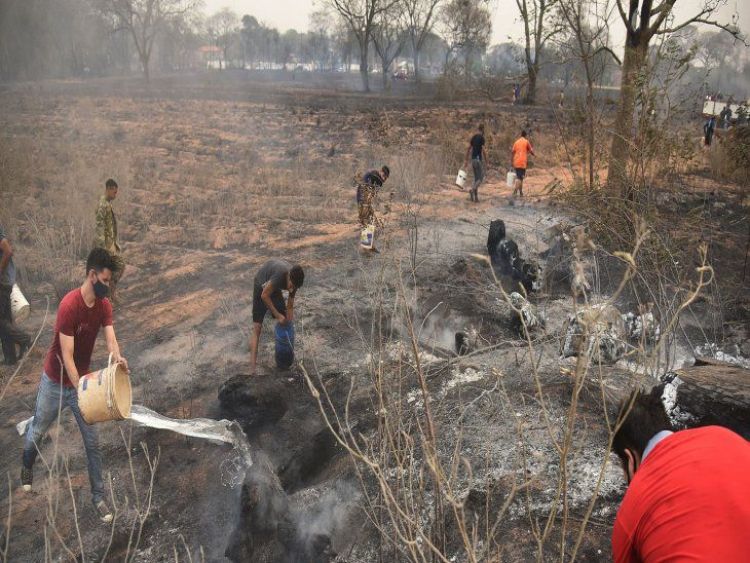 Arde el país y el Gobierno sin logística pide ayuda internacional