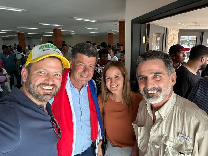 Efraín asegura que siguen   hablando y no descarta la unidad opositora