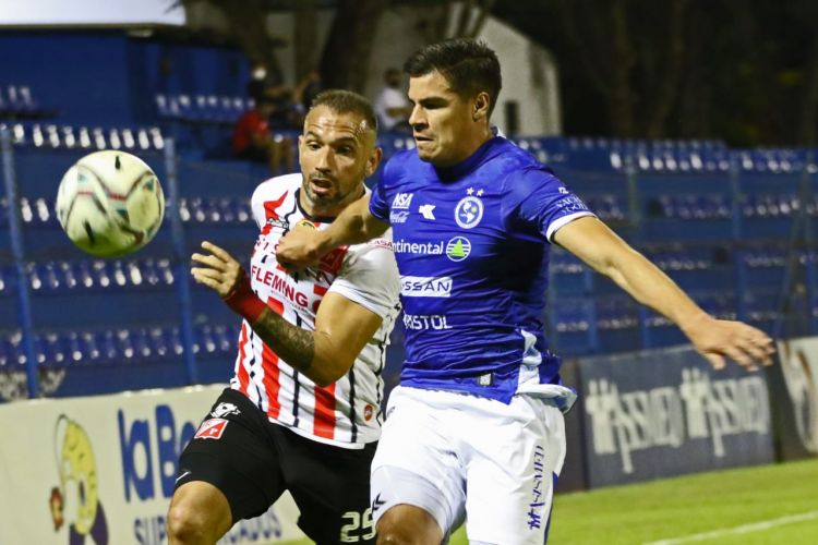 Sol golpea sobre el final y hunde a River