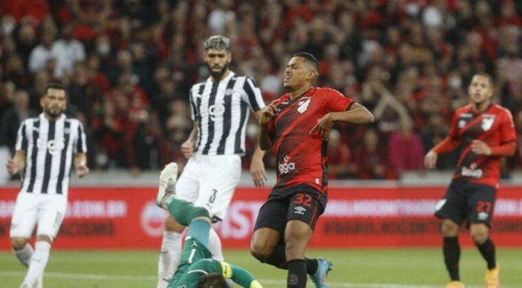 Paranaense vence con lo justo a Libertad y todo queda para la revancha