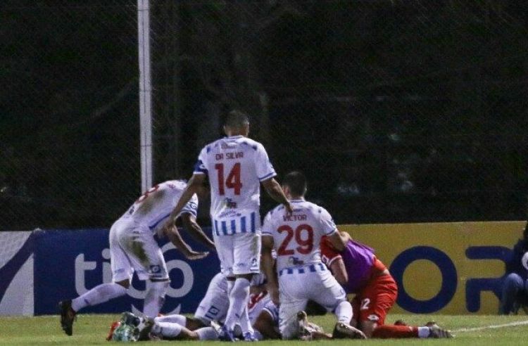 ¡El 12 de Octubre se lleva la victoria de Dos Bocas!