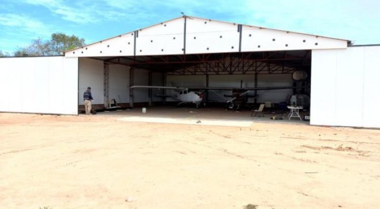 Roban avioneta de un hangar de Loma Plata