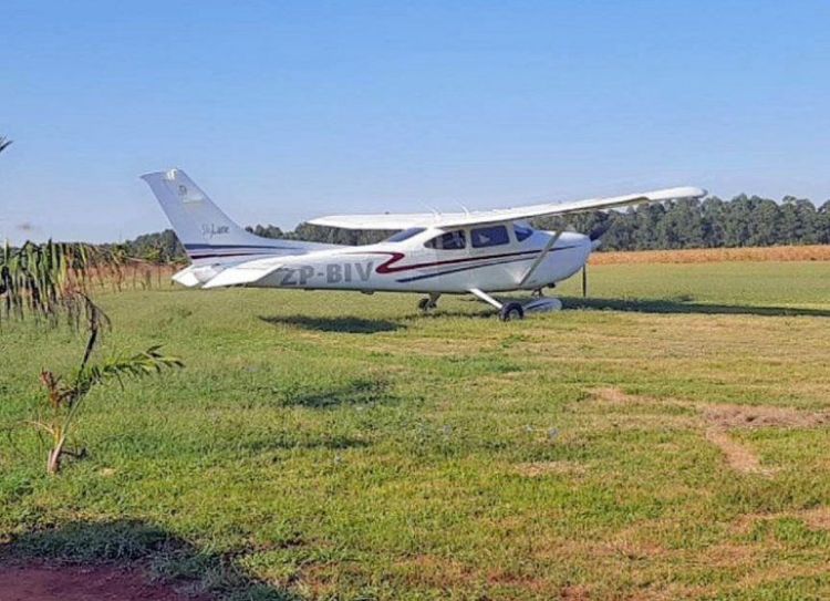 Delincuentes simulan ser policías y roban una avioneta y una camioneta