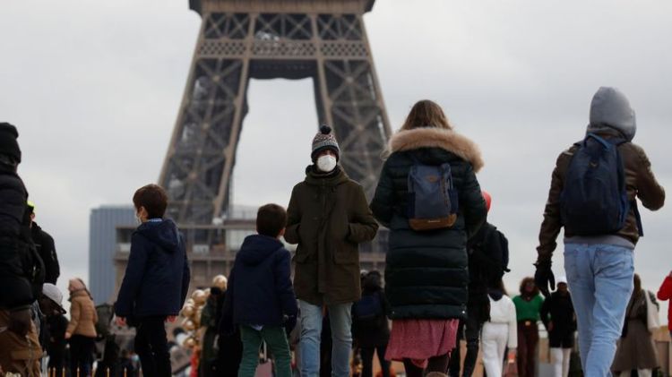 Francia aplicará medidas tras rebasar 100 mil casos diarios de COVID-19
