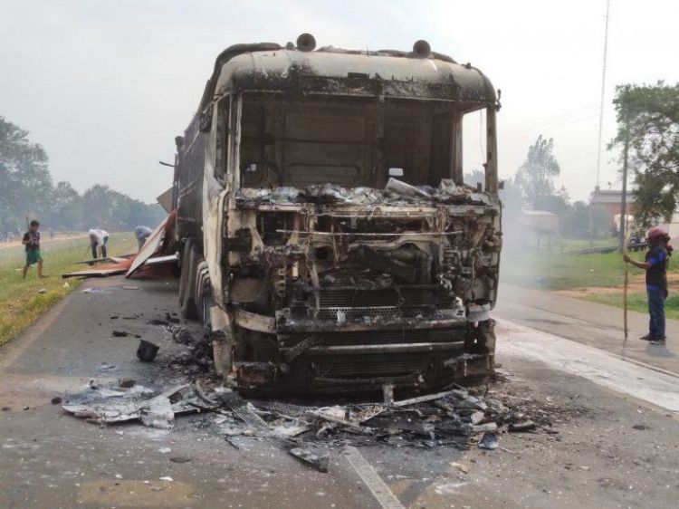 Furia y fuego en Canindeyú, y 5 bloqueos en San Pedro