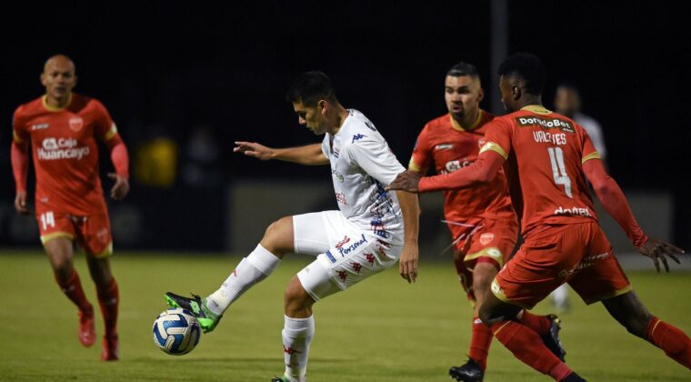 Nacional se derrumba sobre el final y pierde en Perú