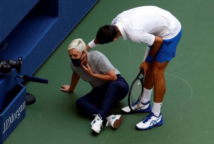 Djokovic descalificado por dar un pelotazo a una jueza de línea