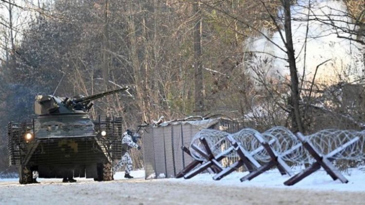 Ucrania combate contra tanques rusos que avanzan hacia Kiev