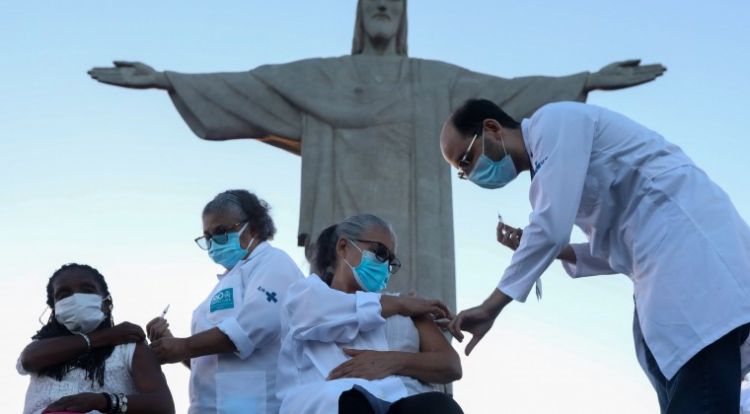 A los pies del Cristo Redentor, Brasil inició vacunaciones contra el Covid-19