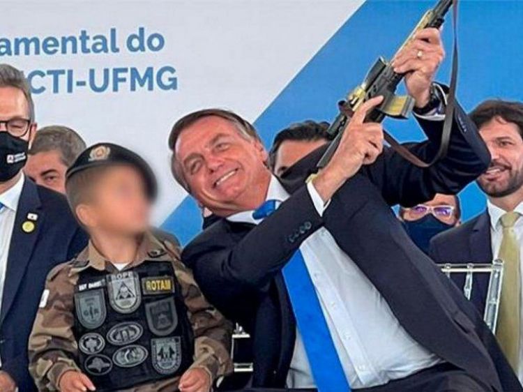 Bolsonaro pone a niño con fusil de juguete como ejemplo de civilidad