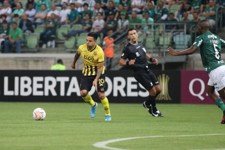 Guaraní pierde ante Palmeiras ayudado por el árbitro