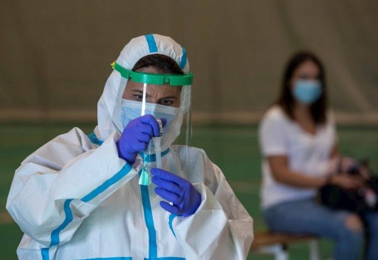 Ómicron dispara los casos globales un 11%, pero las muertes descienden