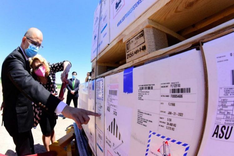 Sin señales de Covax, vacunación se salva por donativos