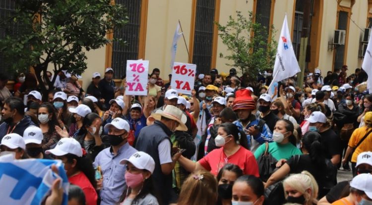 Sin propuesta a la vista, médicos y docentes continúan protesta