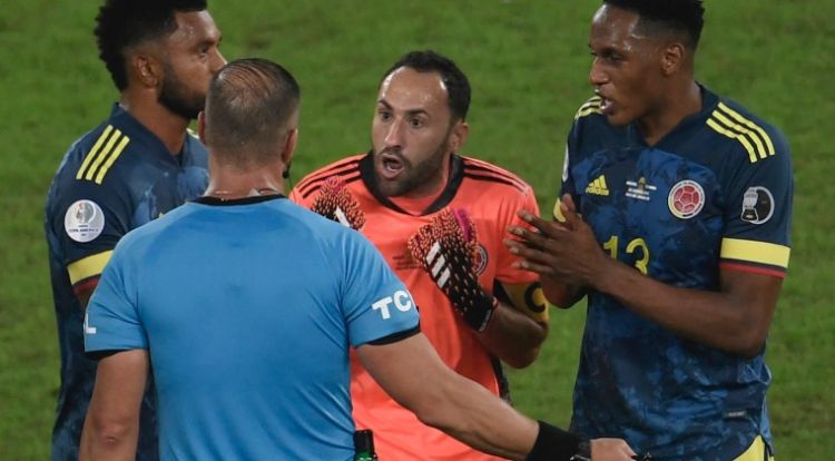 Brasil gana con ayuda de Pitana, quien hace dudar de las reglas