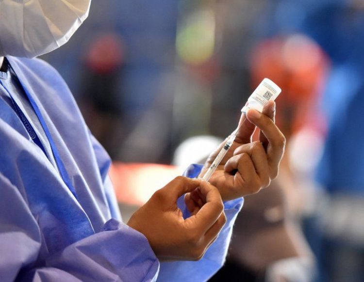 Analizan uso de una dosis de AstraZeneca y otra de Pfizer
