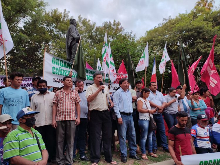 Campesinos siguen con cortes de ruta y llegan para marchar