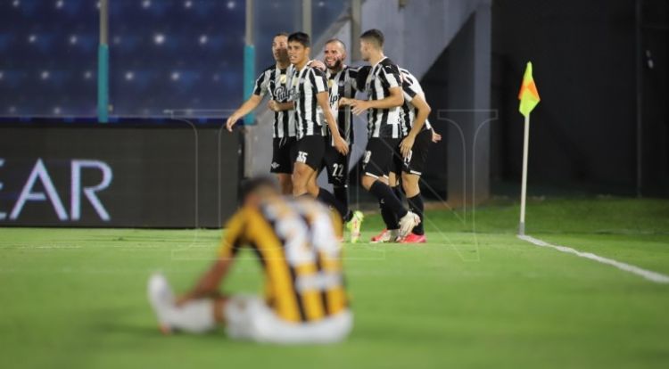 Guaraní cae ante Libertad e hipoteca el liderato