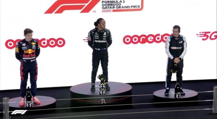 Hamilton acorta distancias y Alonso brilla en la noche de Qatar