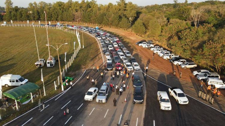 Fiesta en el ex Aratirí: masiva concurrencia en día de habilitación del megavacunatorio