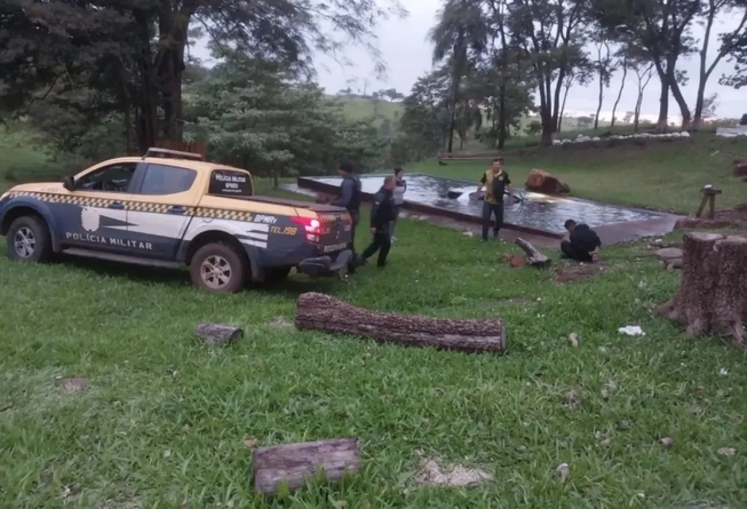 Espectacular persecución internacional termina con un auto en una piscina y una mujer fallecida en Pedro Juan Caballero