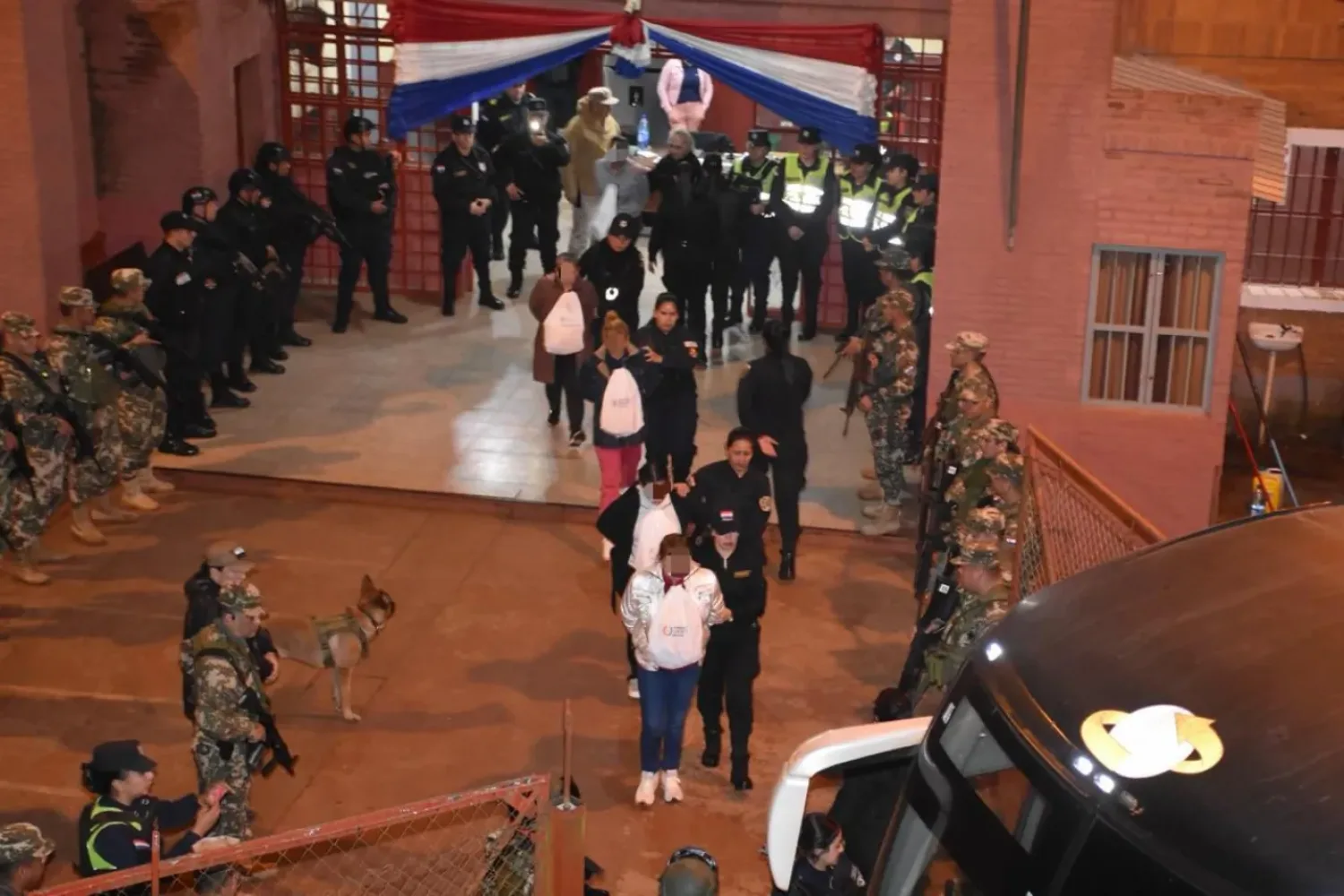 Operativo Umbral 2.5: Trasladan a mujeres privadas de libertad al penal de Emboscada