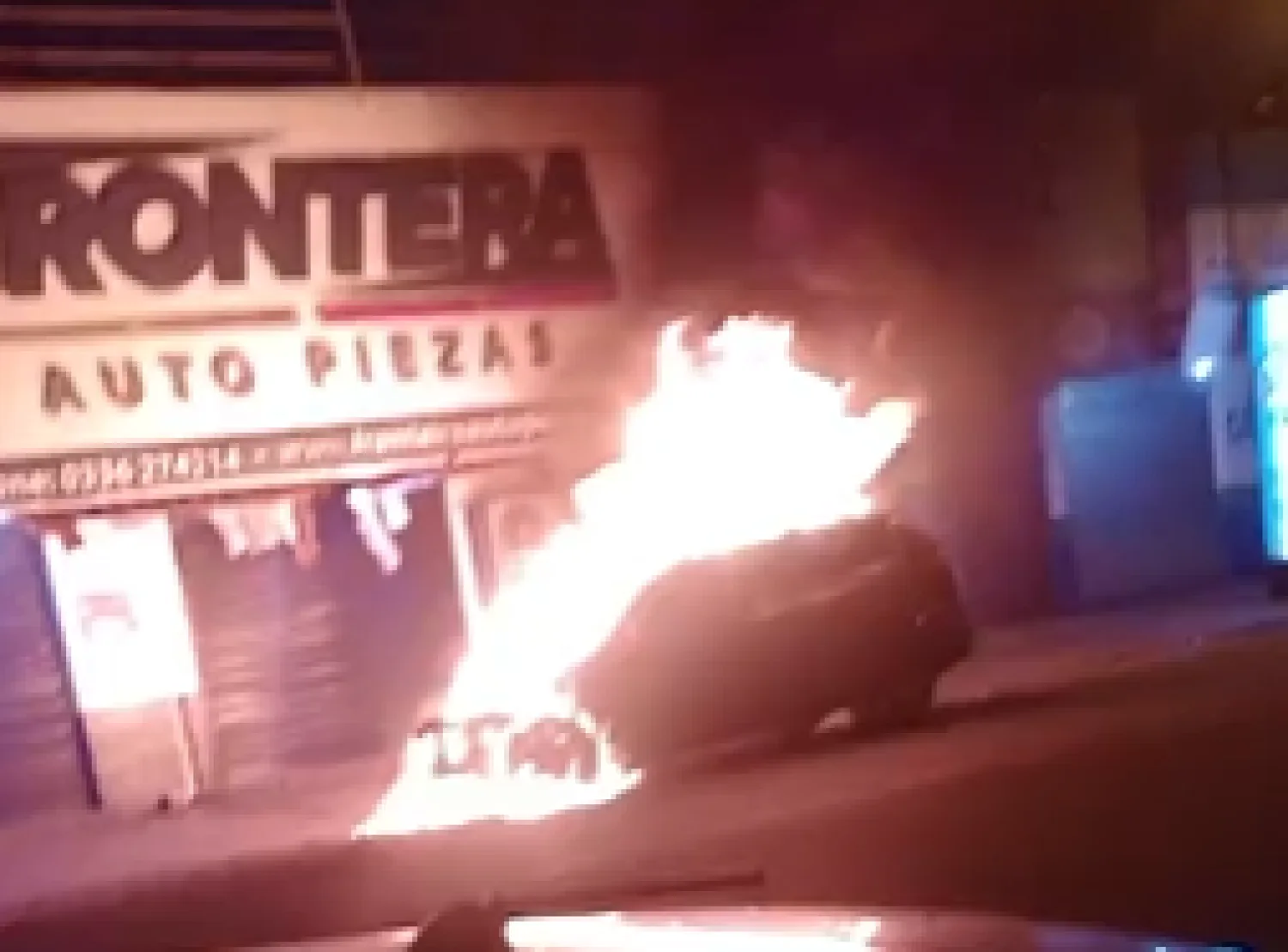Camioneta arde por completo en la línea internacional y su conductor huye hacia el Brasil