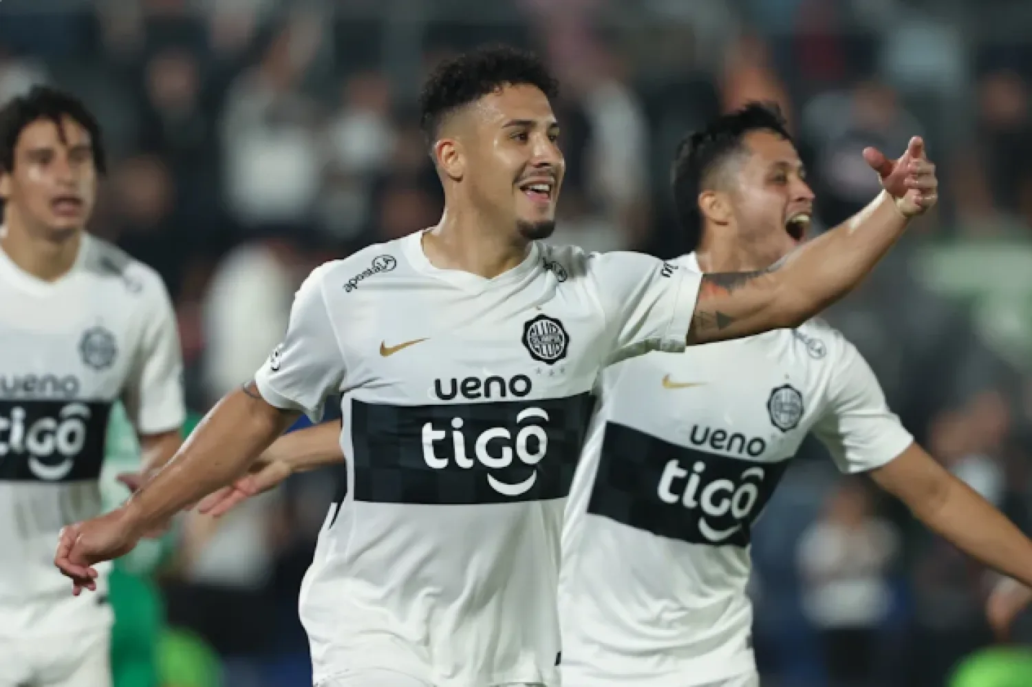 Olimpia avanza a octavos de la Sudamericana tras 4 minutos de furia goleadora