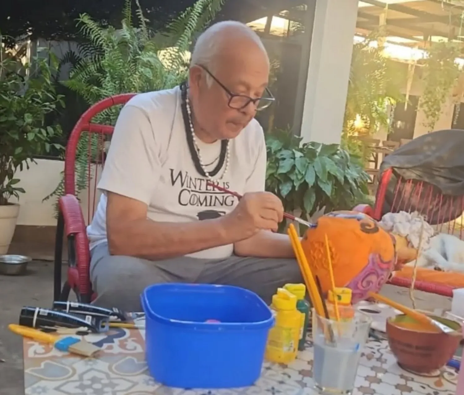 Los pinceles volvieron a las manos del artista