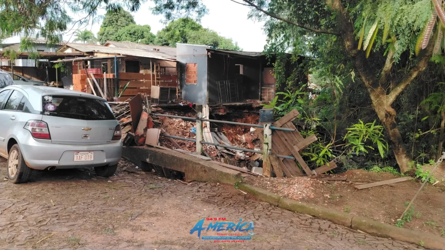 Peligro de derrumbe: Vivienda en el barrio Guaraní está a punto de caer a un cauce hídrico