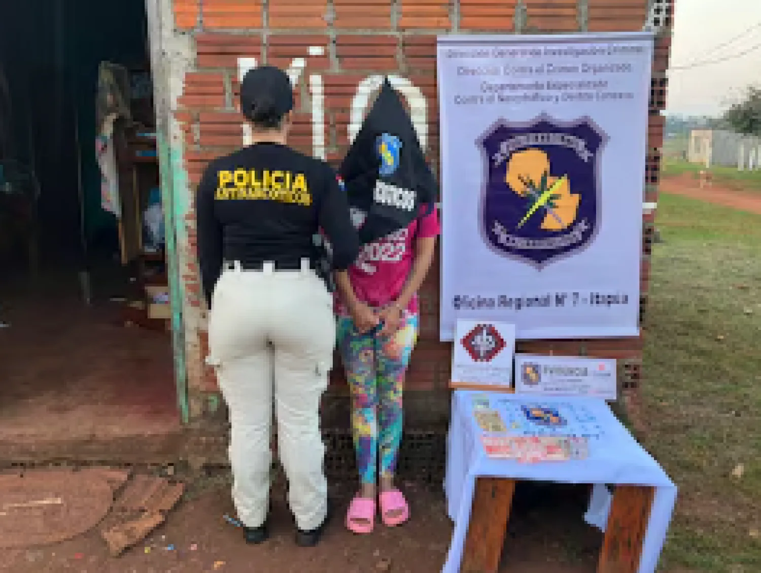 Detienen a una mujer con dosis de crack ocultas en una media