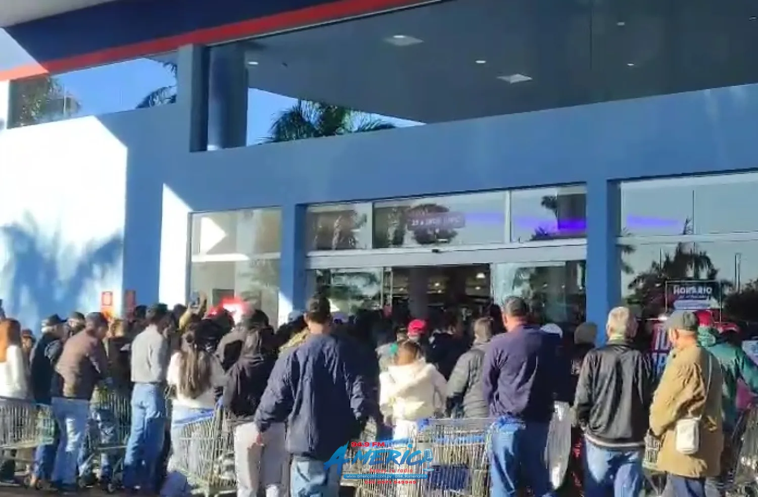 Turistas compradores acuden en masa a la frontera atraídos por la “Crazy Week”