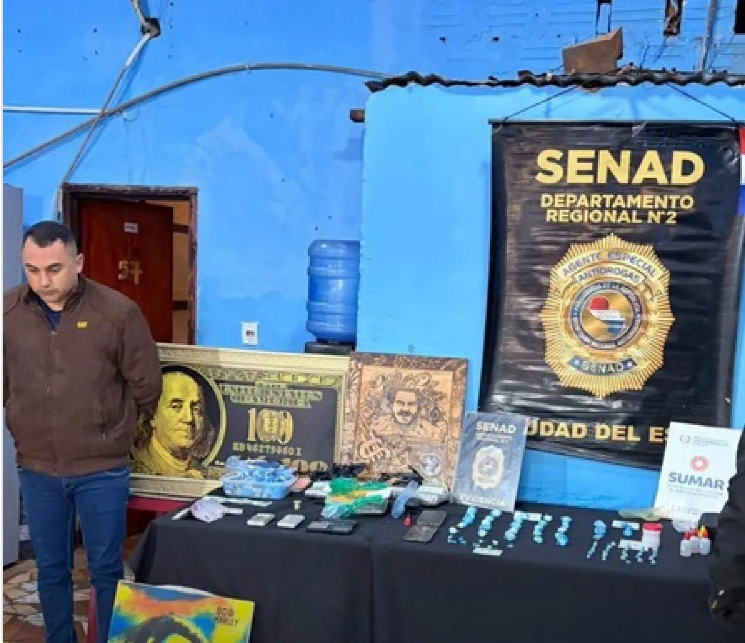 Vivía como un rey en la cárcel: tenía un retrato de Pablo Escobar y distribuía drogas