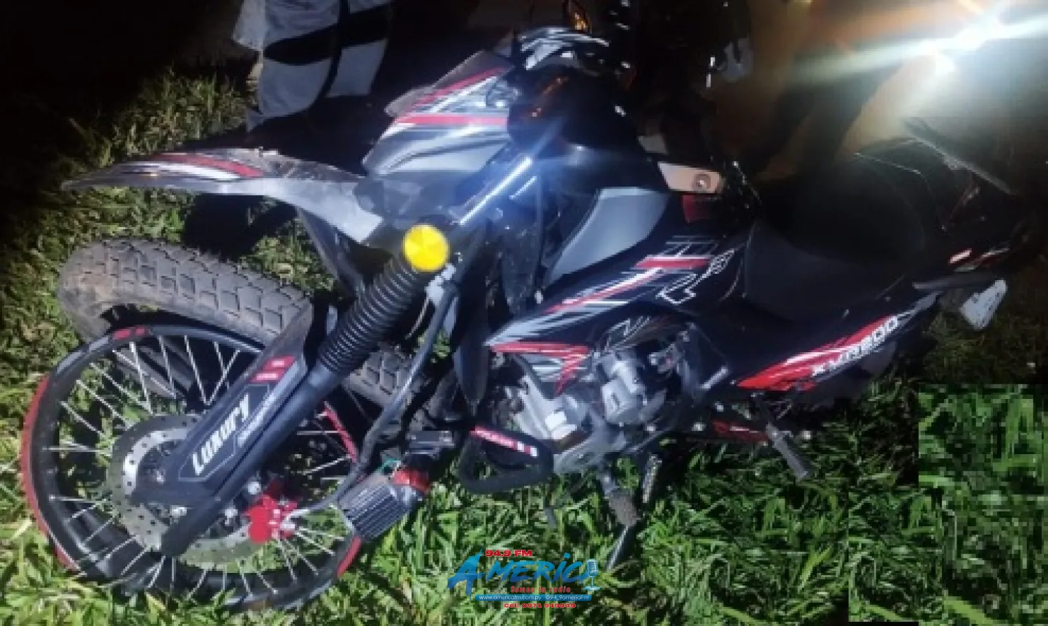 Choque y fuga en la fracción Reyes Católicos deja a un motociclista con graves lesiones